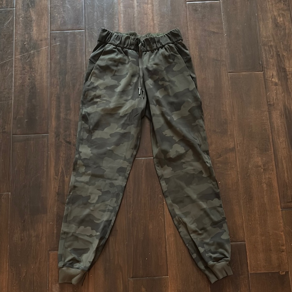 Lululemon On The Fly Pants Joggers, size 2. Green camo. Missing tag.